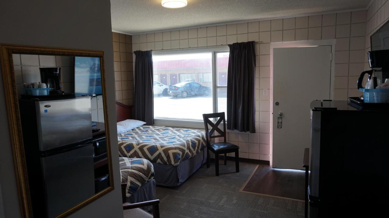Caravel Motel Swift Current Exterior photo